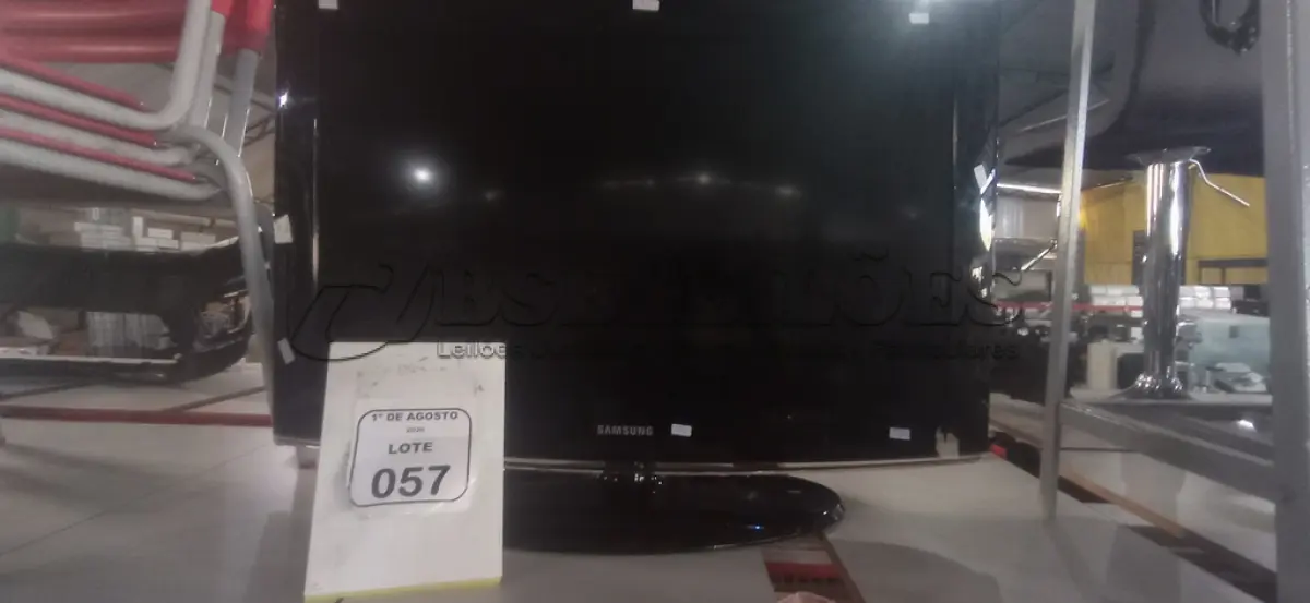 LOTE 057 - 01 TV 32’’ MARCA SAMSUNG. (NO ESTADO) ATENÇÃO! FAZER A VISITAÇÃO ANTES DE ARREMATAR, NÃO SABEMOS SE FUNCIONA, LEILÃO NÃO TEM GARANTIA E NEM DEVOLUÇÃO, SUJEITO A POSSÍVEIS AVARIAS VISÍVEIS/OCULTAS E/OU AUSÊNCIA DE COMPONENTES.