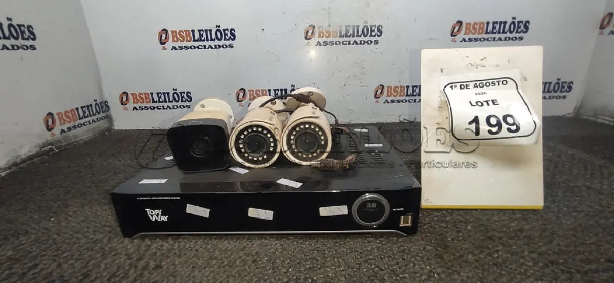 LOTE 199 - 01 APARELHO DVR E 03 CÂMERAS DE SEGURANÇA DE MARCA E MODELOS DIVERSOS. (NO ESTADO) ATENÇÃO! FAZER A VISITAÇÃO ANTES DE ARREMATAR, NÃO SABEMOS SE FUNCIONA, LEILÃO NÃO TEM GARANTIA E NEM DEVOLUÇÃO, SUJEITO A POSSÍVEIS AVARIAS VISÍVEIS/OCULTAS E/OU AUSÊNCIA DE COMPONENTES.