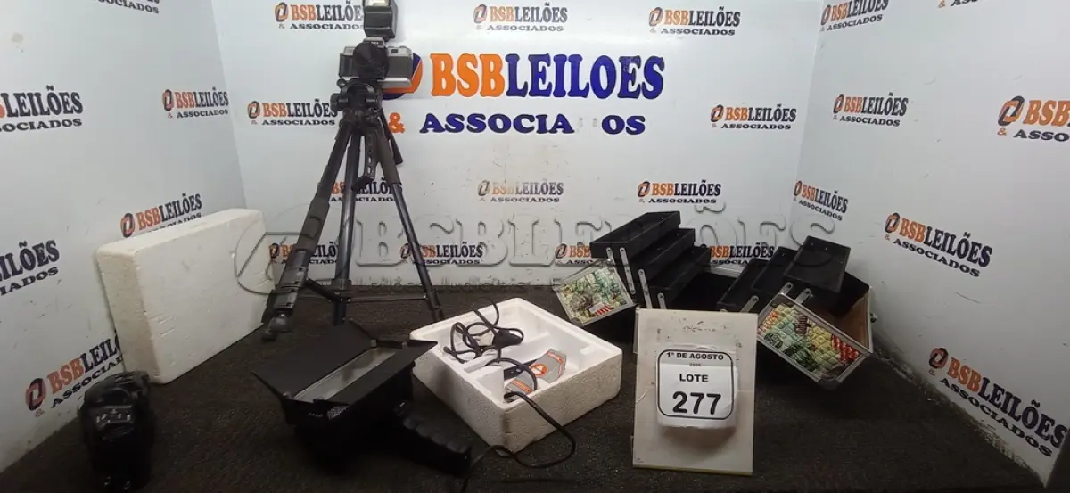 LOTE 277 - 01 REFLETOR MARCA FLECTALUX, 01 CAIXA COM DIVISÓRIAS, 02 CÂMERAS E 01 TRIPÉ. (NO ESTADO) ATENÇÃO! FAZER A VISITAÇÃO ANTES DE ARREMATAR, NÃO SABEMOS SE FUNCIONA, LEILÃO NÃO TEM GARANTIA E NEM DEVOLUÇÃO, SUJEITO A POSSÍVEIS AVARIAS VISÍVEIS/OCULTAS E/OU AUSÊNCIA DE COMPONENTES.