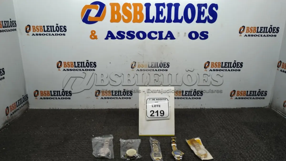 LOTE 219 - 05 RELÓGIOS DE PULSO DE MODELOS DIVERSOS. (NO ESTADO) ATENÇÃO! FAZER A VISITAÇÃO ANTES DE ARREMATAR, NÃO SABEMOS SE FUNCIONA, LEILÃO NÃO TEM GARANTIA E NEM DEVOLUÇÃO, SUJEITO A POSSÍVEIS AVARIAS VISÍVEIS/OCULTAS E/OU AUSÊNCIA DE COMPONENTES.
