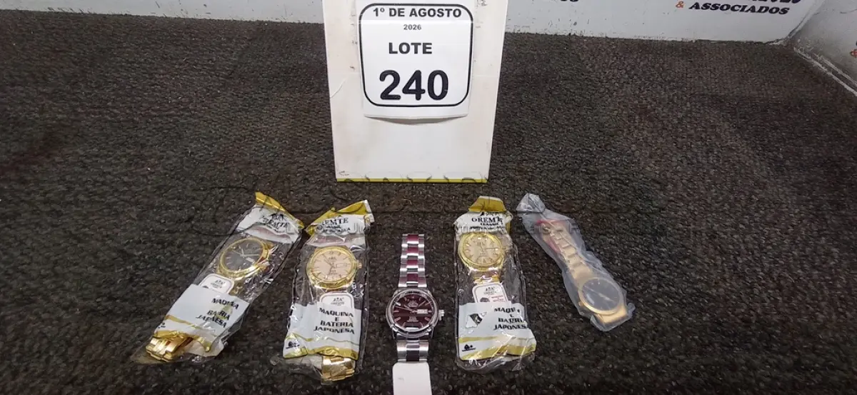 LOTE 240 - 05 RELÓGIOS DE PULSO DE MODELOS DIVERSOS. (NO ESTADO) ATENÇÃO! FAZER A VISITAÇÃO ANTES DE ARREMATAR, NÃO SABEMOS SE FUNCIONA, LEILÃO NÃO TEM GARANTIA E NEM DEVOLUÇÃO, SUJEITO A POSSÍVEIS AVARIAS VISÍVEIS/OCULTAS E/OU AUSÊNCIA DE COMPONENTES.