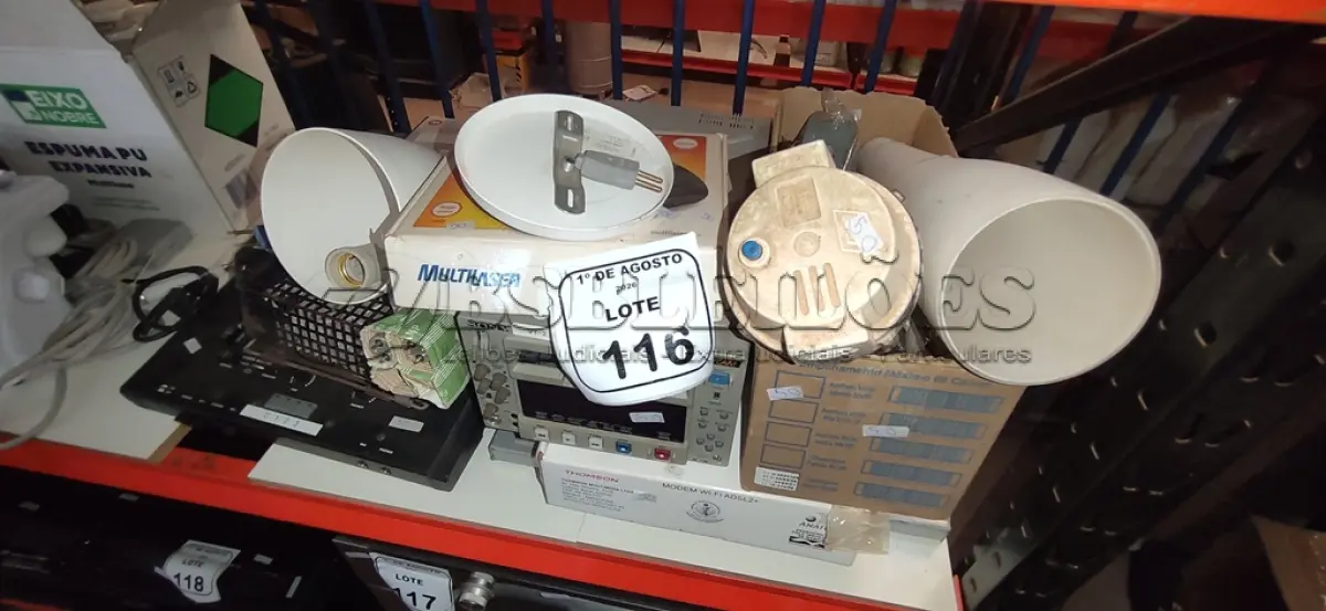 LOTE 116 - 01 REFLETOR HOLOFOTE, 02 MIXERS DE ÁUDIO E VÍDEO MARCAS PANASONIC E KRAMER, 03 ROTEADORES, 01 GUILHOTINA DE PAPEL, CAIXAS DE LUZ E ITENS VARIADOS. (NO ESTADO) ATENÇÃO! FAZER A VISITAÇÃO ANTES DE ARREMATAR, NÃO SABEMOS SE FUNCIONA, LEILÃO NÃO TEM GARANTIA E NEM DEVOLUÇÃO, SUJEITO A POSSÍVEIS AVARIAS VISÍVEIS/OCULTAS E/OU AUSÊNCIA DE COMPONENTES.