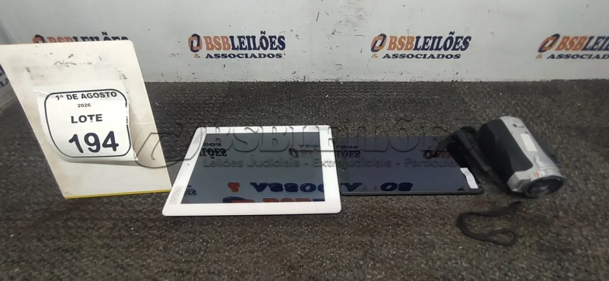 LOTE 194 - 01 FILMADORA MARCA NEWLINK, 01 TABLET MARCA SAMSUNG E 01 IPAD. (NO ESTADO) ATENÇÃO! FAZER A VISITAÇÃO ANTES DE ARREMATAR, NÃO SABEMOS SE FUNCIONA, LEILÃO NÃO TEM GARANTIA E NEM DEVOLUÇÃO, SUJEITO A POSSÍVEIS AVARIAS VISÍVEIS/OCULTAS E/OU AUSÊNCIA DE COMPONENTES.