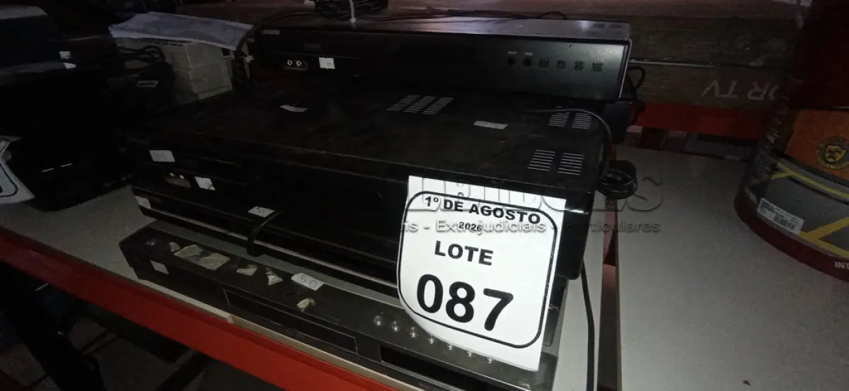 LOTE 087 - 07 APARELHOS DE DVD DE MARCAS E MODELOS DIVERSOS. (NO ESTADO) ATENÇÃO! FAZER A VISITAÇÃO ANTES DE ARREMATAR, NÃO SABEMOS SE FUNCIONA, LEILÃO NÃO TEM GARANTIA E NEM DEVOLUÇÃO, SUJEITO A POSSÍVEIS AVARIAS VISÍVEIS/OCULTAS E/OU AUSÊNCIA DE COMPONENTES.