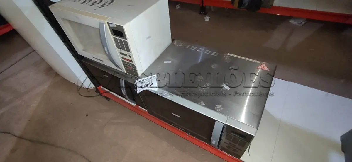 LOTE 132 - 03 MICRO-ONDAS DE MARCAS E MODELOS DIVERSOS. (NO ESTADO) ATENÇÃO! FAZER A VISITAÇÃO ANTES DE ARREMATAR, NÃO SABEMOS SE FUNCIONA, LEILÃO NÃO TEM GARANTIA E NEM DEVOLUÇÃO, SUJEITO A POSSÍVEIS AVARIAS VISÍVEIS/OCULTAS E/OU AUSÊNCIA DE COMPONENTES.