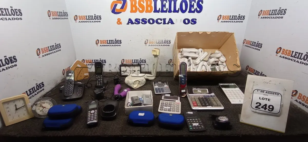 LOTE 249 - 01 LOTE COM GRANDE QUANTIDADE DE CONTROLES DE AR-CONDICIONADO, CALCULADORAS, TELEFONES FIXOS, APARELHOS AURICULARES E ELETRÔNICOS DIVERSOS. (NO ESTADO) ATENÇÃO! FAZER A VISITAÇÃO ANTES DE ARREMATAR, NÃO SABEMOS SE FUNCIONA, LEILÃO NÃO TEM GARANTIA E NEM DEVOLUÇÃO, SUJEITO A POSSÍVEIS AVARIAS VISÍVEIS/OCULTAS E/OU AUSÊNCIA DE COMPONENTES.