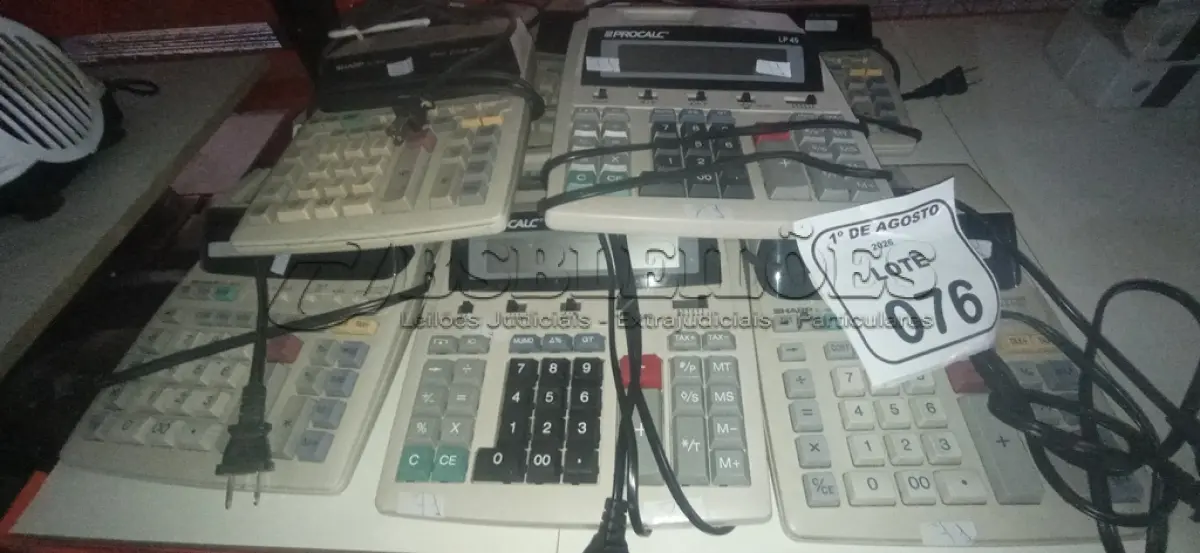 LOTE 076 - 08 CALCULADORAS DE MARCAS E MODELOS DIVERSOS. (NO ESTADO) ATENÇÃO! FAZER A VISITAÇÃO ANTES DE ARREMATAR, NÃO SABEMOS SE FUNCIONA, LEILÃO NÃO TEM GARANTIA E NEM DEVOLUÇÃO, SUJEITO A POSSÍVEIS AVARIAS VISÍVEIS/OCULTAS E/OU AUSÊNCIA DE COMPONENTES.