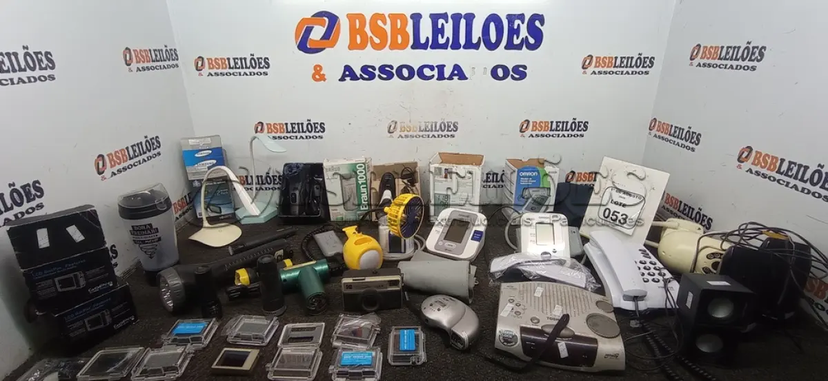 LOTE 053 - 01 LOTE COM ÓCULOS 3D, 01 LCD BACKPAC MARCA GOPRO, MÁQUINAS DE CORTAR CABELO, MEDIDORES DE PRESSÃO E ELETRÔNICOS DIVERSOS. (NO ESTADO) ATENÇÃO! FAZER A VISITAÇÃO ANTES DE ARREMATAR, NÃO SABEMOS SE FUNCIONA, LEILÃO NÃO TEM GARANTIA E NEM DEVOLUÇÃO, SUJEITO A POSSÍVEIS AVARIAS VISÍVEIS/OCULTAS E/OU AUSÊNCIA DE COMPONENTES.