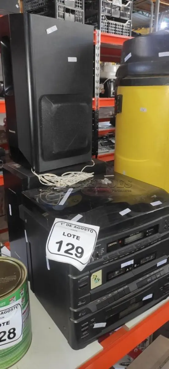 LOTE 129 - 01 APARELHO DE SOM 3 EM 1 COM 02 CAIXAS DE SOM MARCA. (NO ESTADO) ATENÇÃO! FAZER A VISITAÇÃO ANTES DE ARREMATAR, NÃO SABEMOS SE FUNCIONA, LEILÃO NÃO TEM GARANTIA E NEM DEVOLUÇÃO, SUJEITO A POSSÍVEIS AVARIAS VISÍVEIS/OCULTAS E/OU AUSÊNCIA DE COMPONENTES.
