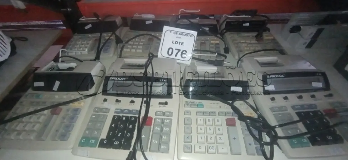 LOTE 076 - 08 CALCULADORAS DE MARCAS E MODELOS DIVERSOS. (NO ESTADO) ATENÇÃO! FAZER A VISITAÇÃO ANTES DE ARREMATAR, NÃO SABEMOS SE FUNCIONA, LEILÃO NÃO TEM GARANTIA E NEM DEVOLUÇÃO, SUJEITO A POSSÍVEIS AVARIAS VISÍVEIS/OCULTAS E/OU AUSÊNCIA DE COMPONENTES.