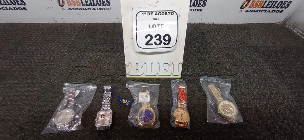 LOTE 239 - 05 RELÓGIOS DE PULSO DE MODELOS DIVERSOS. (NO ESTADO) ATENÇÃO! FAZER A VISITAÇÃO ANTES DE ARREMATAR, NÃO SABEMOS SE FUNCIONA, LEILÃO NÃO TEM GARANTIA E NEM DEVOLUÇÃO, SUJEITO A POSSÍVEIS AVARIAS VISÍVEIS/OCULTAS E/OU AUSÊNCIA DE COMPONENTES.