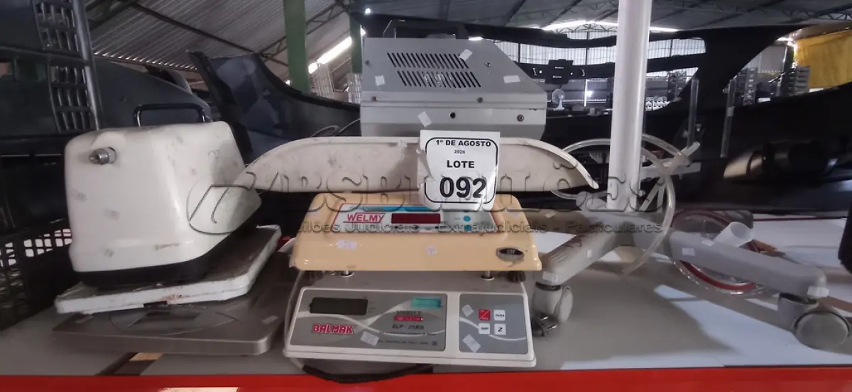LOTE 092 - 01 MÁQUINA DE FAZER BOLHAS, 01 ASPIRADOR CIRÚRGICO E 04 BALANÇAS DE MARCAS E MODELOS DIVERSOS. (NO ESTADO) ATENÇÃO! FAZER A VISITAÇÃO ANTES DE ARREMATAR, NÃO SABEMOS SE FUNCIONA, LEILÃO NÃO TEM GARANTIA E NEM DEVOLUÇÃO, SUJEITO A POSSÍVEIS AVARIAS VISÍVEIS/OCULTAS E/OU AUSÊNCIA DE COMPONENTES.