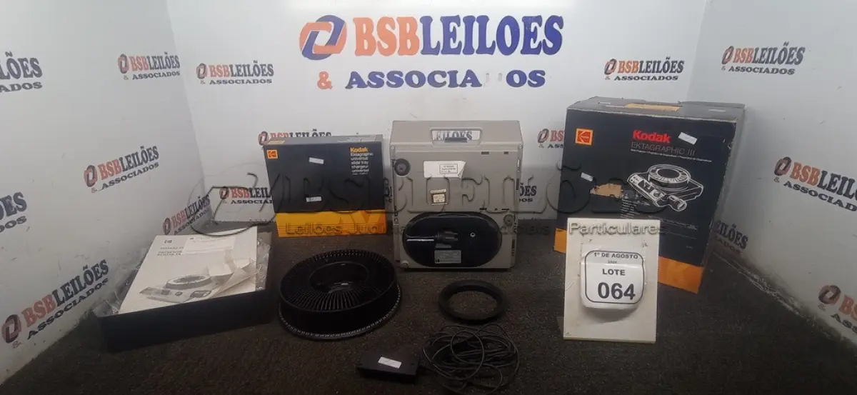 LOTE 064 - 01 PROJETOR DE SLIDES MODELO EKTAGRAPHIC III MARCA KODAK. (NO ESTADO) ATENÇÃO! FAZER A VISITAÇÃO ANTES DE ARREMATAR, NÃO SABEMOS SE FUNCIONA, LEILÃO NÃO TEM GARANTIA E NEM DEVOLUÇÃO, SUJEITO A POSSÍVEIS AVARIAS VISÍVEIS/OCULTAS E/OU AUSÊNCIA DE COMPONENTES.