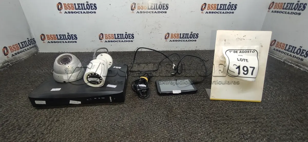 LOTE 197 - 01 APARELHO DVR E 02 CÂMERAS DE SEGURANÇA DE MARCA E MODELOS DIVERSOS. (NO ESTADO) ATENÇÃO! FAZER A VISITAÇÃO ANTES DE ARREMATAR, NÃO SABEMOS SE FUNCIONA, LEILÃO NÃO TEM GARANTIA E NEM DEVOLUÇÃO, SUJEITO A POSSÍVEIS AVARIAS VISÍVEIS/OCULTAS E/OU AUSÊNCIA DE COMPONENTES.