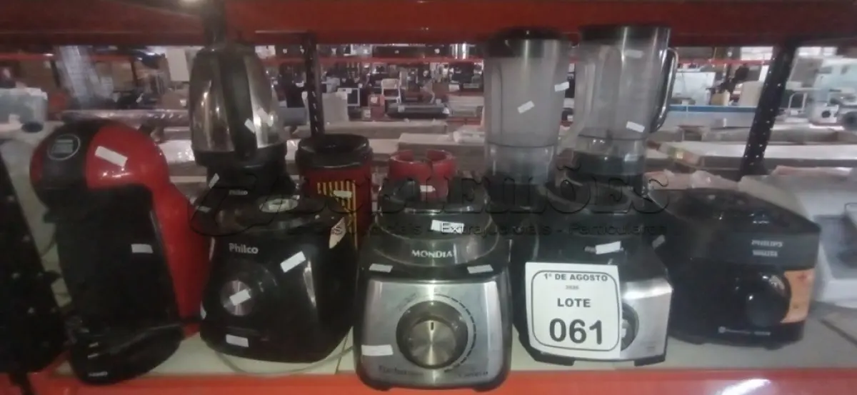 LOTE 061 - 01 CAFETEIRA, 01 CHALEIRA, 02 LIQUIDIFICADORES E VÁRIOS MOTORES DE LIQUIDIFICADOR DE MARCAS E MODELOS DIVERSOS. (NO ESTADO) ATENÇÃO! FAZER A VISITAÇÃO ANTES DE ARREMATAR, NÃO SABEMOS SE FUNCIONA, LEILÃO NÃO TEM GARANTIA E NEM DEVOLUÇÃO, SUJEITO A POSSÍVEIS AVARIAS VISÍVEIS/OCULTAS E/OU AUSÊNCIA DE COMPONENTES.