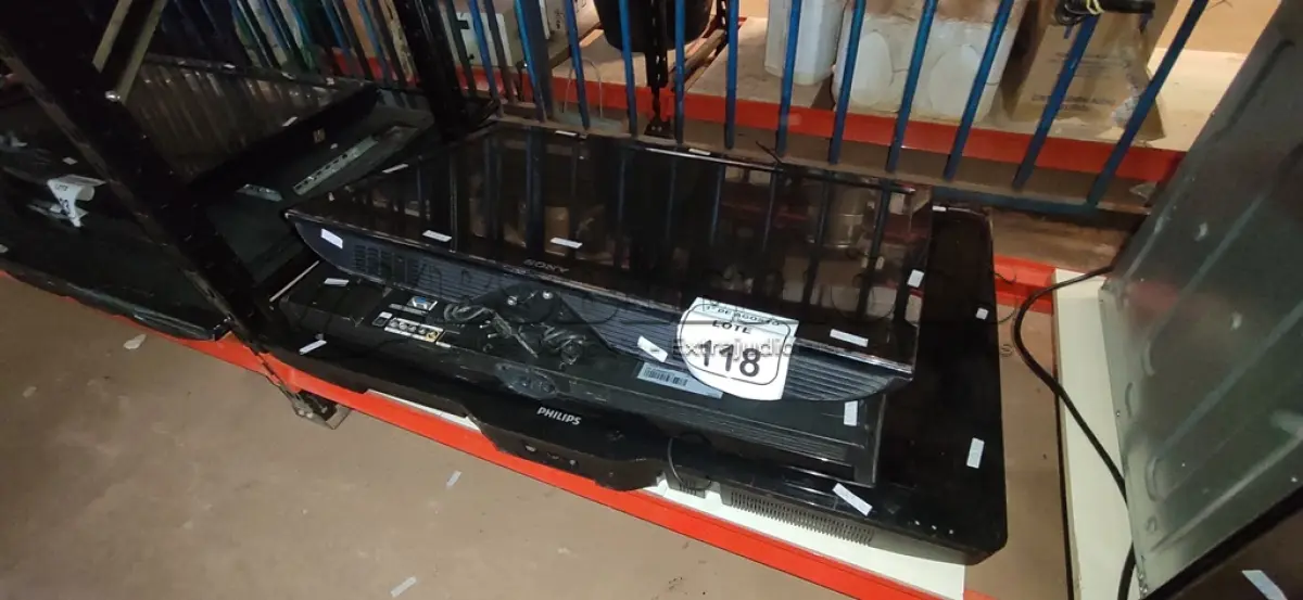 LOTE 118 - 03 TVS DE TAMANHOS E MARCAS DIVERSAS PARA RETIRADA DE PEÇAS. (NO ESTADO) ATENÇÃO! FAZER A VISITAÇÃO ANTES DE ARREMATAR, NÃO SABEMOS SE FUNCIONA, LEILÃO NÃO TEM GARANTIA E NEM DEVOLUÇÃO, SUJEITO A POSSÍVEIS AVARIAS VISÍVEIS/OCULTAS E/OU AUSÊNCIA DE COMPONENTES.