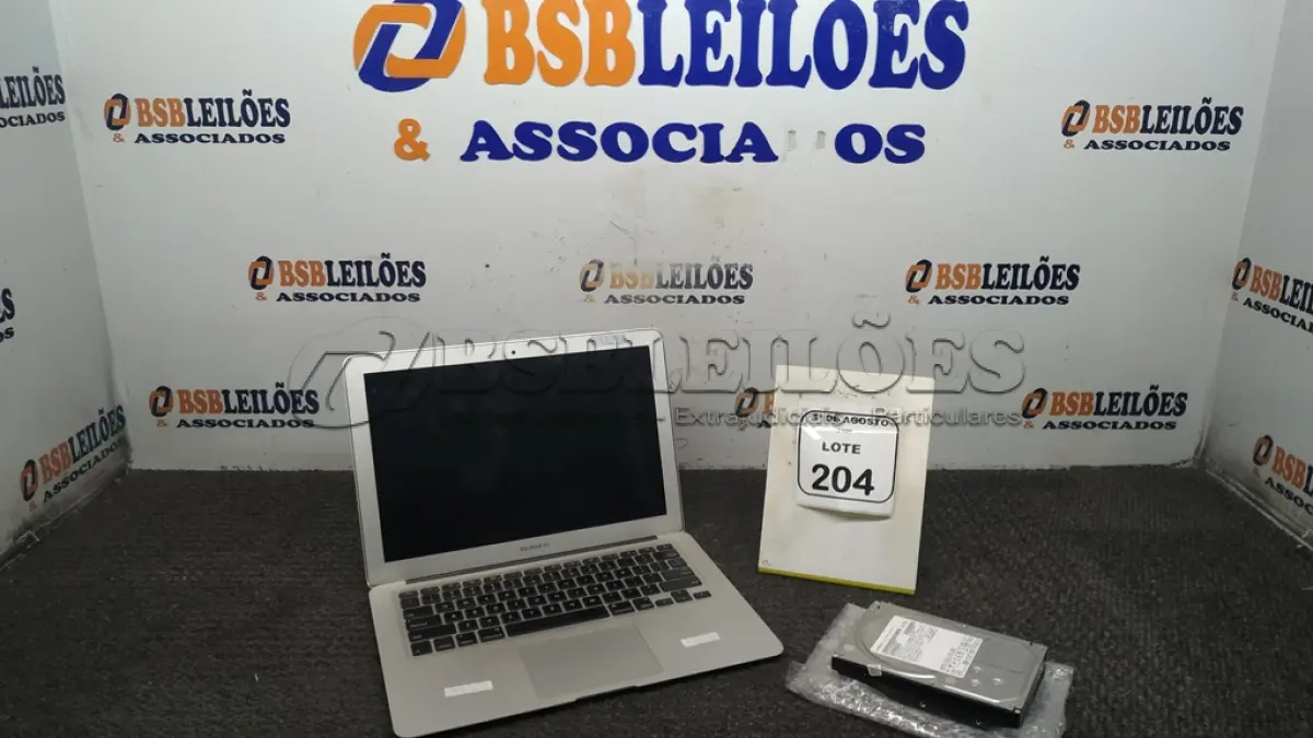 LOTE 204 - 01 MACBOOK APPLE. (NO ESTADO) ATENÇÃO! FAZER A VISITAÇÃO ANTES DE ARREMATAR, NÃO SABEMOS SE FUNCIONA, LEILÃO NÃO TEM GARANTIA E NEM DEVOLUÇÃO, SUJEITO A POSSÍVEIS AVARIAS VISÍVEIS/OCULTAS E/OU AUSÊNCIA DE COMPONENTES.