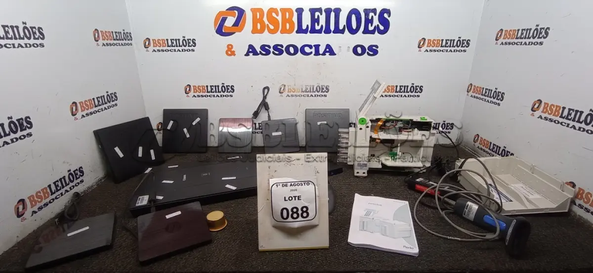 LOTE 088 - 01 RELÓGIO DE PONTO MARCA PONTO, 02 LEITORES DE CÓDIGO DE BARRAS, 01 SCANNER DE MESA E 08 UNIDADES DE DVD EXTERNAS. (NO ESTADO) ATENÇÃO! FAZER A VISITAÇÃO ANTES DE ARREMATAR, NÃO SABEMOS SE FUNCIONA, LEILÃO NÃO TEM GARANTIA E NEM DEVOLUÇÃO, SUJEITO A POSSÍVEIS AVARIAS VISÍVEIS/OCULTAS E/OU AUSÊNCIA DE COMPONENTES.