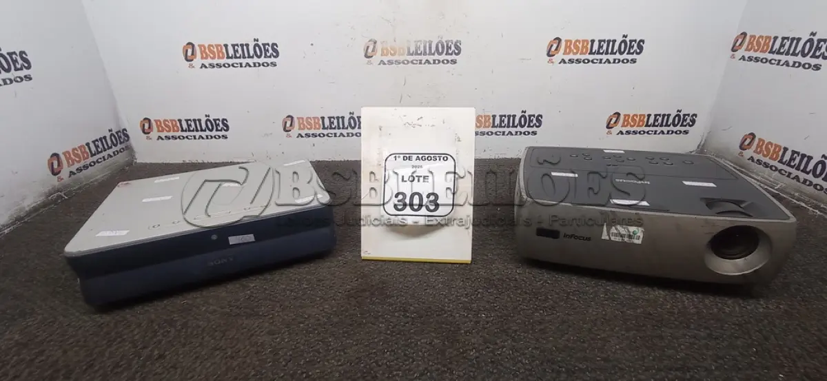 LOTE 303 - 02 PROJETORES MARCA SONY E INFOCUS. (NO ESTADO) ATENÇÃO! FAZER A VISITAÇÃO ANTES DE ARREMATAR, NÃO SABEMOS SE FUNCIONA, LEILÃO NÃO TEM GARANTIA E NEM DEVOLUÇÃO, SUJEITO A POSSÍVEIS AVARIAS VISÍVEIS/OCULTAS E/OU AUSÊNCIA DE COMPONENTES.