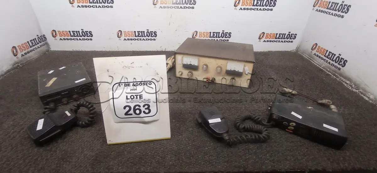 LOTE 263 - 01 ACOPLADOR DE ANTENA E 02 RÁDIOS PX DE MARCAS E MODELOS DIVERSOS. (NO ESTADO) ATENÇÃO! FAZER A VISITAÇÃO ANTES DE ARREMATAR, NÃO SABEMOS SE FUNCIONA, LEILÃO NÃO TEM GARANTIA E NEM DEVOLUÇÃO, SUJEITO A POSSÍVEIS AVARIAS VISÍVEIS/OCULTAS E/OU AUSÊNCIA DE COMPONENTES.