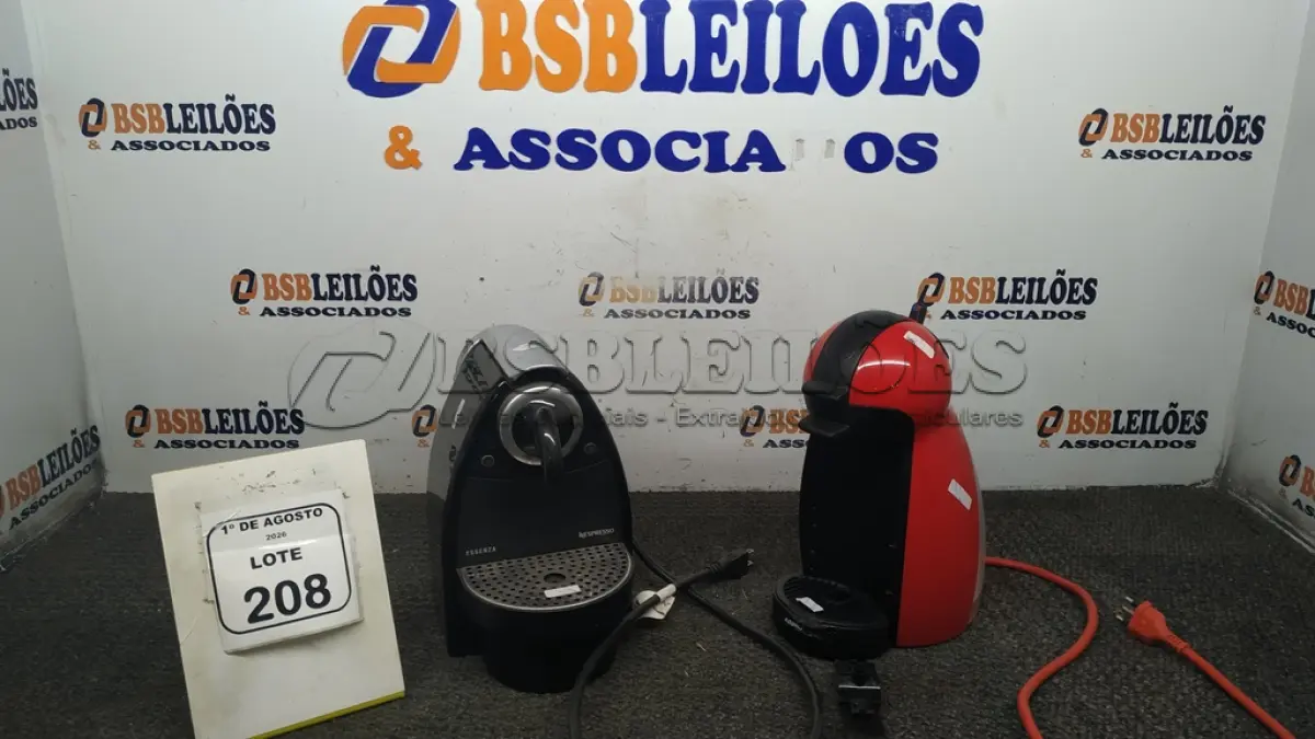 LOTE 208 - 02 CAFETEIRAS DE MARCAS MODELOS DIVERSOS. (NO ESTADO) ATENÇÃO! FAZER A VISITAÇÃO ANTES DE ARREMATAR, NÃO SABEMOS SE FUNCIONA, LEILÃO NÃO TEM GARANTIA E NEM DEVOLUÇÃO, SUJEITO A POSSÍVEIS AVARIAS VISÍVEIS/OCULTAS E/OU AUSÊNCIA DE COMPONENTES.
