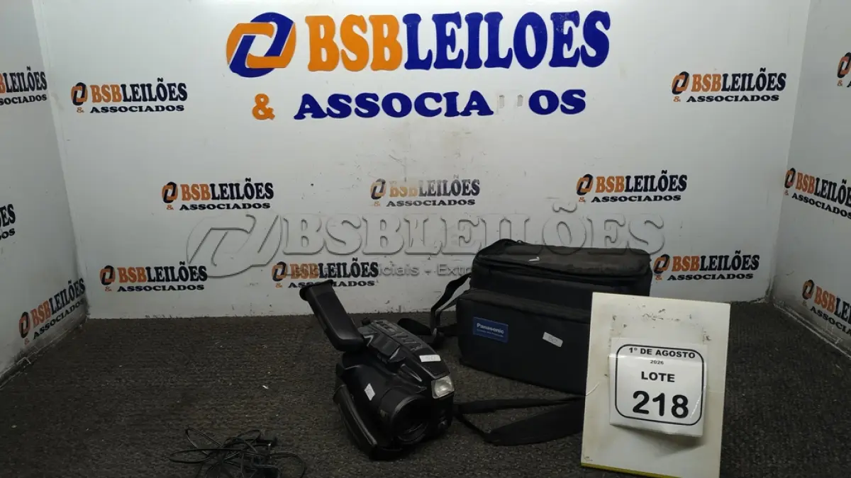 LOTE 218 - 01 FILMADORA MODELO RJ56 MARCA PANASONIC COM BOLSA. (NO ESTADO) ATENÇÃO! FAZER A VISITAÇÃO ANTES DE ARREMATAR, NÃO SABEMOS SE FUNCIONA, LEILÃO NÃO TEM GARANTIA E NEM DEVOLUÇÃO, SUJEITO A POSSÍVEIS AVARIAS VISÍVEIS/OCULTAS E/OU AUSÊNCIA DE COMPONENTES.