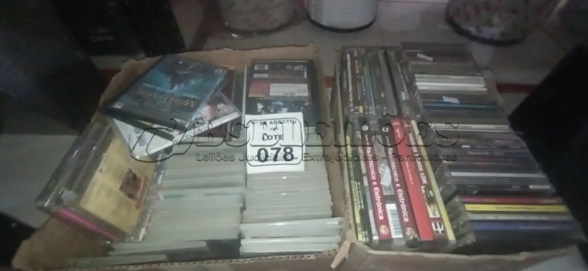 LOTE 078 - 01 LOTE COM GRANDE QUANTIDADE DE CDS, DVDS E JOGOS DE PC. (NO ESTADO) ATENÇÃO! FAZER A VISITAÇÃO ANTES DE ARREMATAR, NÃO SABEMOS SE FUNCIONA, LEILÃO NÃO TEM GARANTIA E NEM DEVOLUÇÃO, SUJEITO A POSSÍVEIS AVARIAS VISÍVEIS/OCULTAS E/OU AUSÊNCIA DE COMPONENTES.