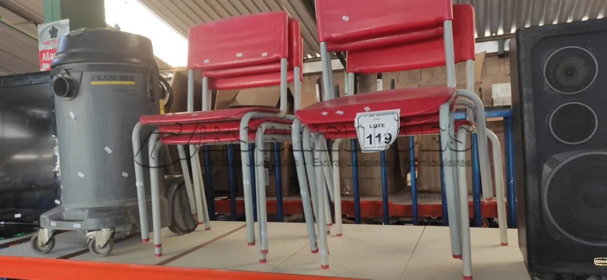 LOTE 119 - 06 CADEIRAS INFANTIS NA COR VERMELHA. (NO ESTADO) ATENÇÃO! FAZER A VISITAÇÃO ANTES DE ARREMATAR, NÃO SABEMOS SE FUNCIONA, LEILÃO NÃO TEM GARANTIA E NEM DEVOLUÇÃO, SUJEITO A POSSÍVEIS AVARIAS VISÍVEIS/OCULTAS E/OU AUSÊNCIA DE COMPONENTES.