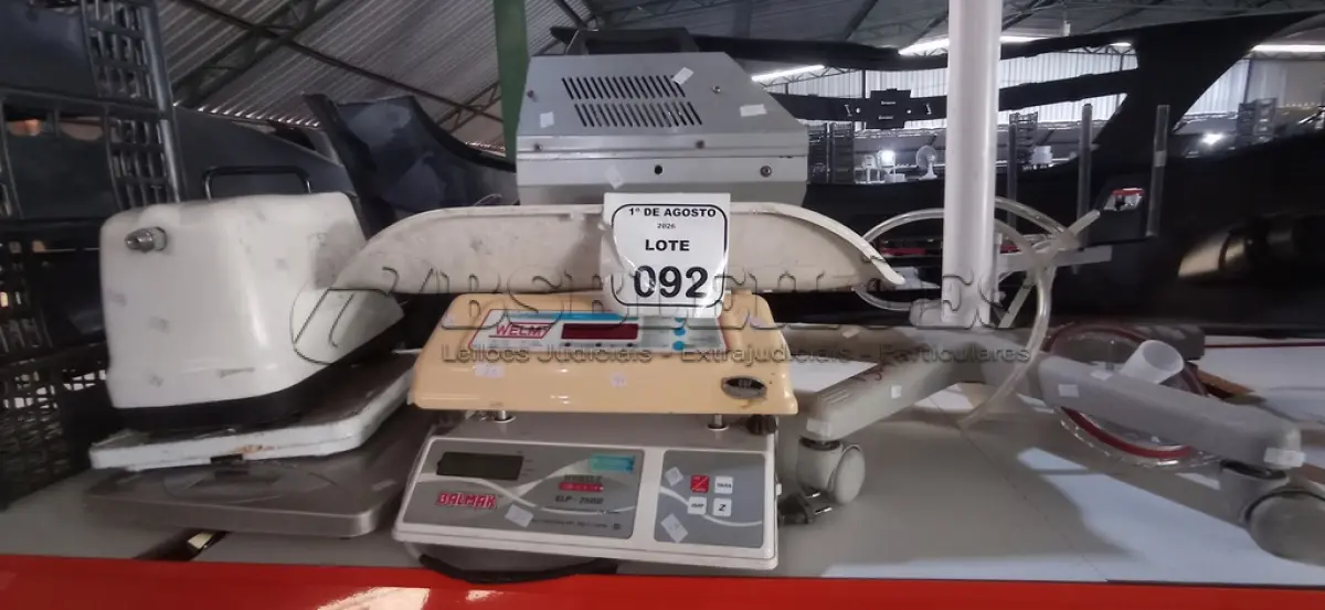 LOTE 092 - 01 MÁQUINA DE FAZER BOLHAS, 01 ASPIRADOR CIRÚRGICO E 04 BALANÇAS DE MARCAS E MODELOS DIVERSOS. (NO ESTADO) ATENÇÃO! FAZER A VISITAÇÃO ANTES DE ARREMATAR, NÃO SABEMOS SE FUNCIONA, LEILÃO NÃO TEM GARANTIA E NEM DEVOLUÇÃO, SUJEITO A POSSÍVEIS AVARIAS VISÍVEIS/OCULTAS E/OU AUSÊNCIA DE COMPONENTES.