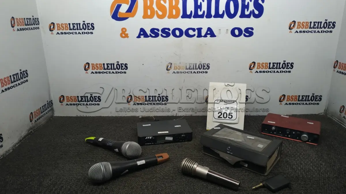 LOTE 205 - 01 INTERFACE DE ÁUDIO MARCA SCARLLET, 01 RECEPTOR DE MICROFONE SEM FIO MARCA JTS E 03 MICROFONES DE MARCAS E MODELOS DIVERSOS. (NO ESTADO) ATENÇÃO! FAZER A VISITAÇÃO ANTES DE ARREMATAR, NÃO SABEMOS SE FUNCIONA, LEILÃO NÃO TEM GARANTIA E NEM DEVOLUÇÃO, SUJEITO A POSSÍVEIS AVARIAS VISÍVEIS/OCULTAS E/OU AUSÊNCIA DE COMPONENTES.