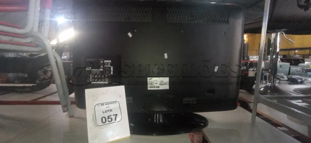 LOTE 057 - 01 TV 32’’ MARCA SAMSUNG. (NO ESTADO) ATENÇÃO! FAZER A VISITAÇÃO ANTES DE ARREMATAR, NÃO SABEMOS SE FUNCIONA, LEILÃO NÃO TEM GARANTIA E NEM DEVOLUÇÃO, SUJEITO A POSSÍVEIS AVARIAS VISÍVEIS/OCULTAS E/OU AUSÊNCIA DE COMPONENTES.