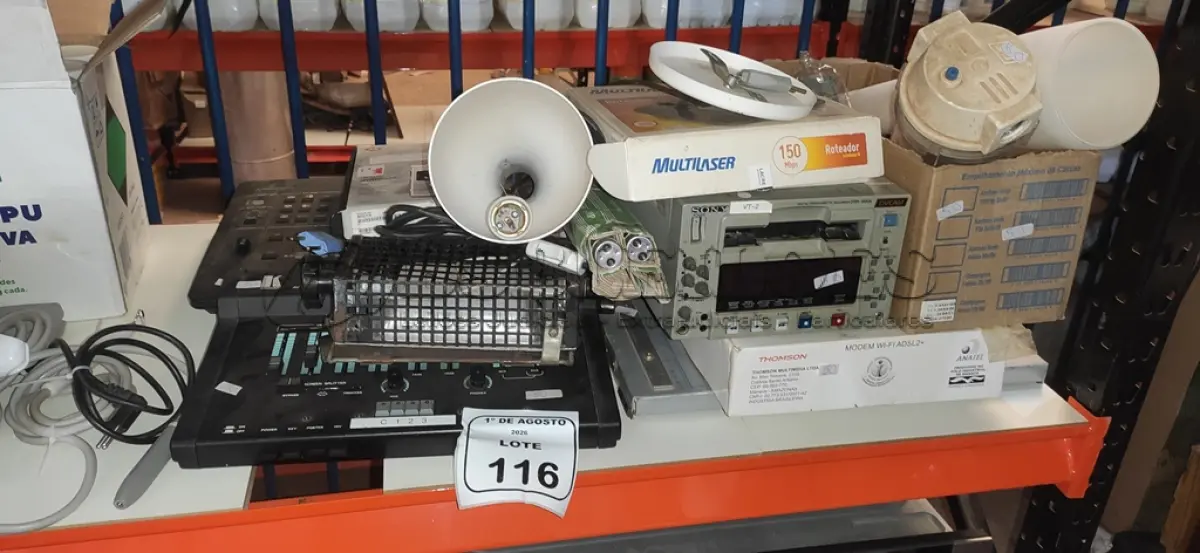LOTE 116 - 01 REFLETOR HOLOFOTE, 02 MIXERS DE ÁUDIO E VÍDEO MARCAS PANASONIC E KRAMER, 03 ROTEADORES, 01 GUILHOTINA DE PAPEL, CAIXAS DE LUZ E ITENS VARIADOS. (NO ESTADO) ATENÇÃO! FAZER A VISITAÇÃO ANTES DE ARREMATAR, NÃO SABEMOS SE FUNCIONA, LEILÃO NÃO TEM GARANTIA E NEM DEVOLUÇÃO, SUJEITO A POSSÍVEIS AVARIAS VISÍVEIS/OCULTAS E/OU AUSÊNCIA DE COMPONENTES.