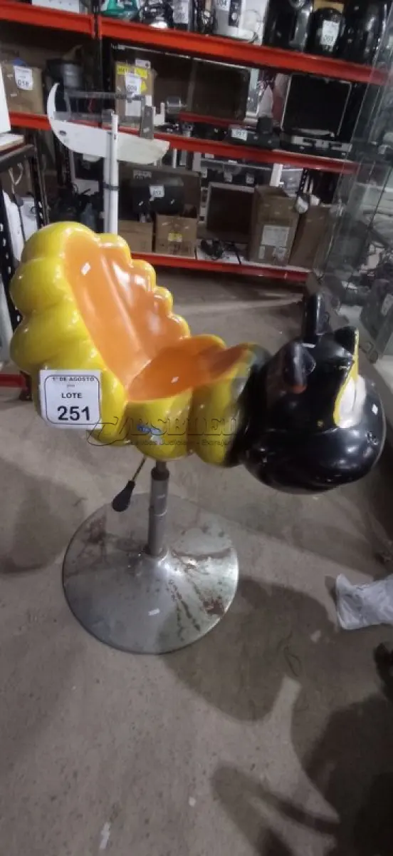 LOTE 251 - 01 BANQUETA INFANTIL PARA BARBEIROS. (NO ESTADO) ATENÇÃO! FAZER A VISITAÇÃO ANTES DE ARREMATAR, NÃO SABEMOS SE FUNCIONA, LEILÃO NÃO TEM GARANTIA E NEM DEVOLUÇÃO, SUJEITO A POSSÍVEIS AVARIAS VISÍVEIS/OCULTAS E/OU AUSÊNCIA DE COMPONENTES.