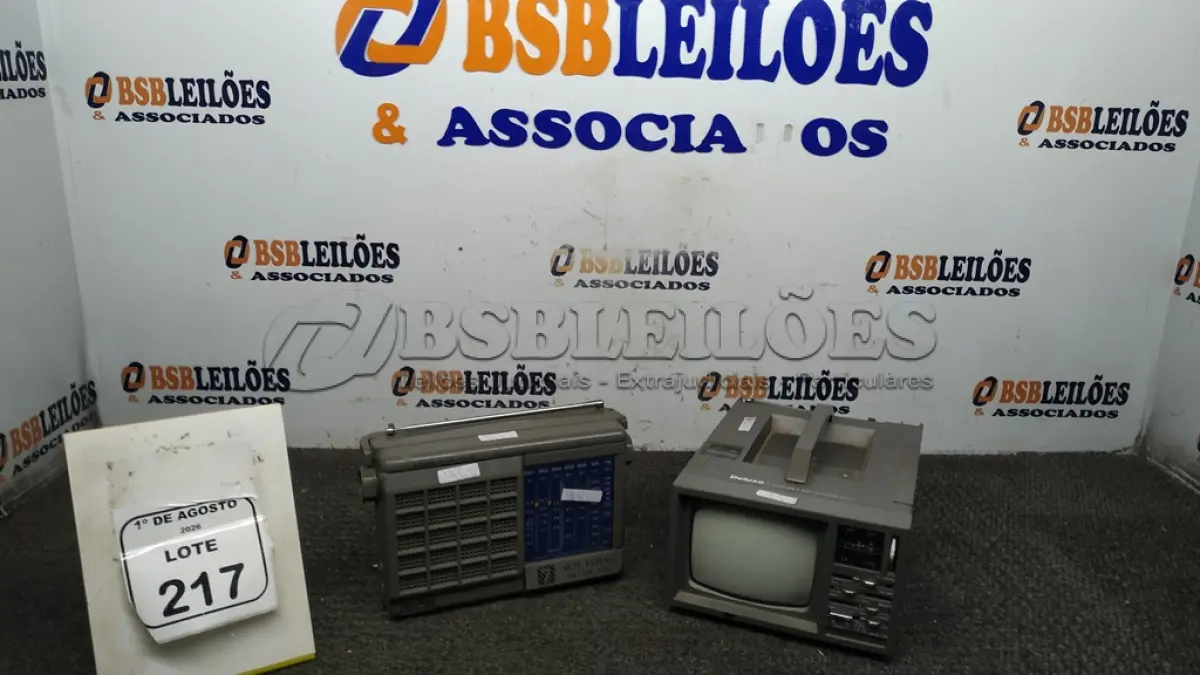 LOTE 217 - 01 MINI TV/RÁDIO E 01 RÁDIO ANTIGO. (NO ESTADO) ATENÇÃO! FAZER A VISITAÇÃO ANTES DE ARREMATAR, NÃO SABEMOS SE FUNCIONA, LEILÃO NÃO TEM GARANTIA E NEM DEVOLUÇÃO, SUJEITO A POSSÍVEIS AVARIAS VISÍVEIS/OCULTAS E/OU AUSÊNCIA DE COMPONENTES.