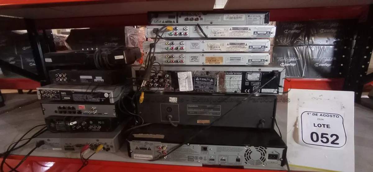 LOTE 052 - 01 TOCA FITAS CASSETE, 01 BLU-RAY MARCA SHARP, 01 DVR E VÁRIOS APARELHOS DE DVD DE MARCAS E MODELOS DIVERSOS. (NO ESTADO) ATENÇÃO! FAZER A VISITAÇÃO ANTES DE ARREMATAR, NÃO SABEMOS SE FUNCIONA, LEILÃO NÃO TEM GARANTIA E NEM DEVOLUÇÃO, SUJEITO A POSSÍVEIS AVARIAS VISÍVEIS/OCULTAS E/OU AUSÊNCIA DE COMPONENTES.