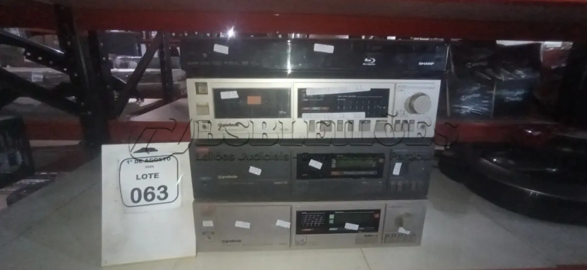 LOTE 063 - 01 BLU-RAY MARCA SHARP, 01 CASSETE DECK, 01 RECEIVER E 01 SINTONIZADOR FM/AM MARCA GRADIENTE. (NO ESTADO) ATENÇÃO! FAZER A VISITAÇÃO ANTES DE ARREMATAR, NÃO SABEMOS SE FUNCIONA, LEILÃO NÃO TEM GARANTIA E NEM DEVOLUÇÃO, SUJEITO A POSSÍVEIS AVARIAS VISÍVEIS/OCULTAS E/OU AUSÊNCIA DE COMPONENTES.
