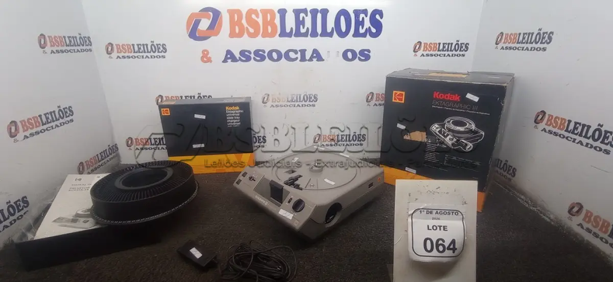 LOTE 064 - 01 PROJETOR DE SLIDES MODELO EKTAGRAPHIC III MARCA KODAK. (NO ESTADO) ATENÇÃO! FAZER A VISITAÇÃO ANTES DE ARREMATAR, NÃO SABEMOS SE FUNCIONA, LEILÃO NÃO TEM GARANTIA E NEM DEVOLUÇÃO, SUJEITO A POSSÍVEIS AVARIAS VISÍVEIS/OCULTAS E/OU AUSÊNCIA DE COMPONENTES.