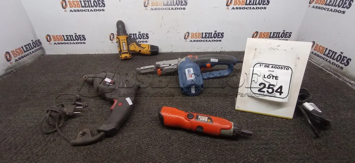 LOTE 254 - 01 MINI LIXADEIRA DE CINTA, 01 FURADEIRA E 02 PARAFUSADEIRAS DE MARCAS E MODELOS DIVERSOS. (NO ESTADO) ATENÇÃO! FAZER A VISITAÇÃO ANTES DE ARREMATAR, NÃO SABEMOS SE FUNCIONA, LEILÃO NÃO TEM GARANTIA E NEM DEVOLUÇÃO, SUJEITO A POSSÍVEIS AVARIAS VISÍVEIS/OCULTAS E/OU AUSÊNCIA DE COMPONENTES.