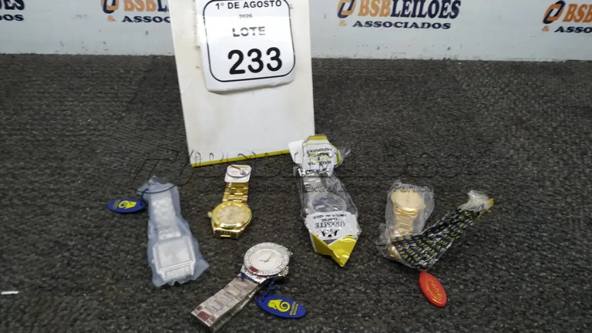 LOTE 233 - 05 RELÓGIOS DE PULSO DE MODELOS DIVERSOS. (NO ESTADO) ATENÇÃO! FAZER A VISITAÇÃO ANTES DE ARREMATAR, NÃO SABEMOS SE FUNCIONA, LEILÃO NÃO TEM GARANTIA E NEM DEVOLUÇÃO, SUJEITO A POSSÍVEIS AVARIAS VISÍVEIS/OCULTAS E/OU AUSÊNCIA DE COMPONENTES.