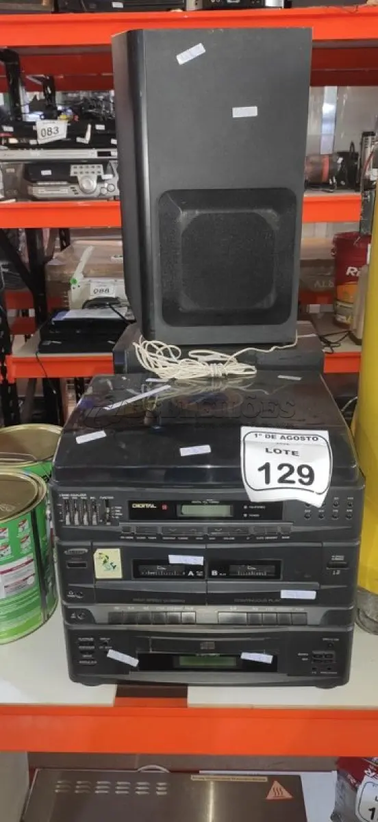 LOTE 129 - 01 APARELHO DE SOM 3 EM 1 COM 02 CAIXAS DE SOM MARCA. (NO ESTADO) ATENÇÃO! FAZER A VISITAÇÃO ANTES DE ARREMATAR, NÃO SABEMOS SE FUNCIONA, LEILÃO NÃO TEM GARANTIA E NEM DEVOLUÇÃO, SUJEITO A POSSÍVEIS AVARIAS VISÍVEIS/OCULTAS E/OU AUSÊNCIA DE COMPONENTES.