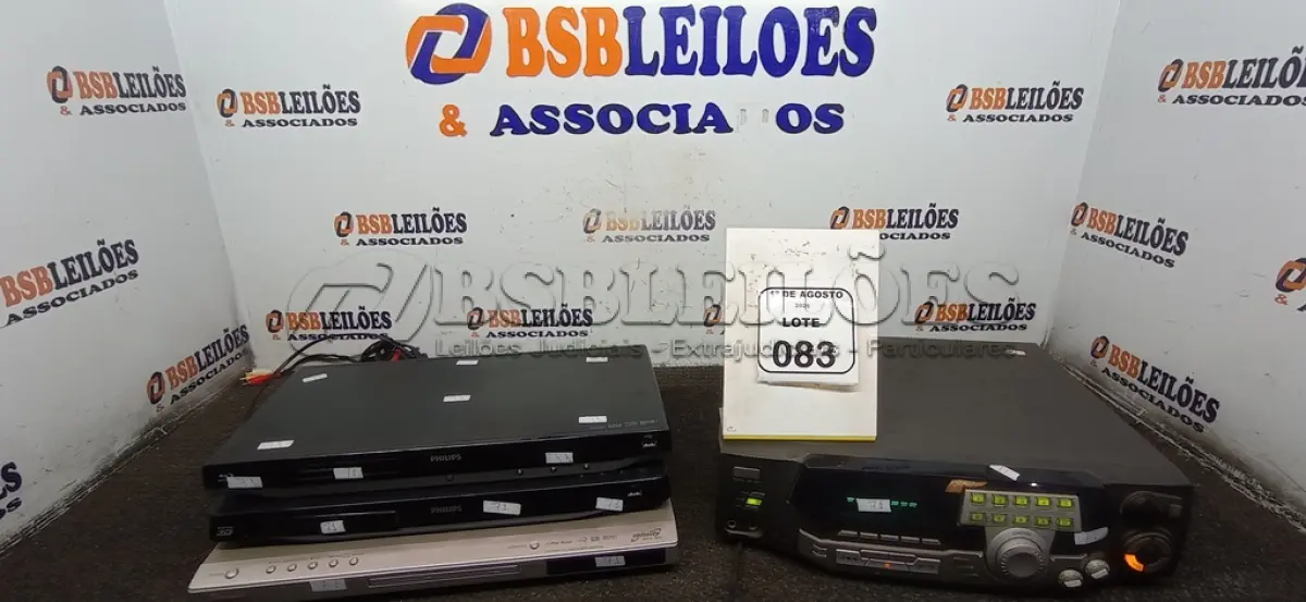 LOTE 083 - 01 MUSIC PLAYER E 03 APARELHOS DE DVD DE MARCAS E MODELOS DIVERSOS. (NO ESTADO) ATENÇÃO! FAZER A VISITAÇÃO ANTES DE ARREMATAR, NÃO SABEMOS SE FUNCIONA, LEILÃO NÃO TEM GARANTIA E NEM DEVOLUÇÃO, SUJEITO A POSSÍVEIS AVARIAS VISÍVEIS/OCULTAS E/OU AUSÊNCIA DE COMPONENTES.