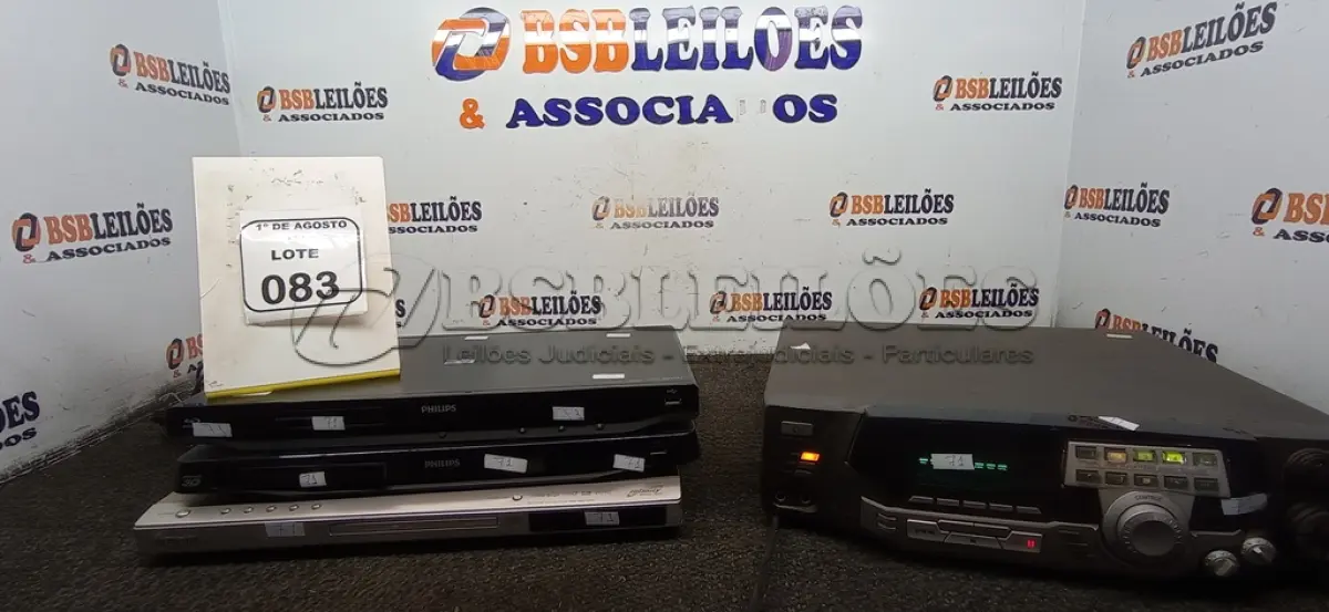 LOTE 083 - 01 MUSIC PLAYER E 03 APARELHOS DE DVD DE MARCAS E MODELOS DIVERSOS. (NO ESTADO) ATENÇÃO! FAZER A VISITAÇÃO ANTES DE ARREMATAR, NÃO SABEMOS SE FUNCIONA, LEILÃO NÃO TEM GARANTIA E NEM DEVOLUÇÃO, SUJEITO A POSSÍVEIS AVARIAS VISÍVEIS/OCULTAS E/OU AUSÊNCIA DE COMPONENTES.