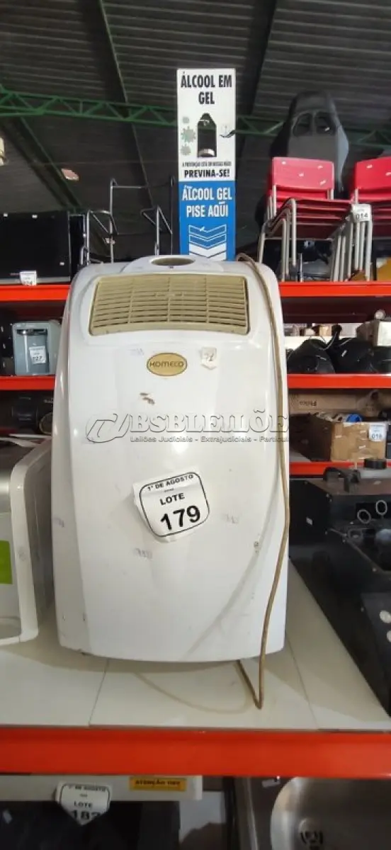 LOTE 179 - 01 AR CONDICIONADO PORTÁTIL MARCA KOMECO. (NO ESTADO) ATENÇÃO! FAZER A VISITAÇÃO ANTES DE ARREMATAR, NÃO SABEMOS SE FUNCIONA, LEILÃO NÃO TEM GARANTIA E NEM DEVOLUÇÃO, SUJEITO A POSSÍVEIS AVARIAS VISÍVEIS/OCULTAS E/OU AUSÊNCIA DE COMPONENTES.