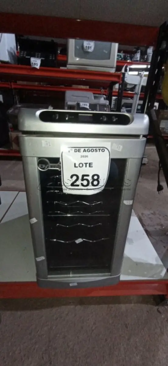 LOTE 258 - 01 ADEGA 220V MARCA DYNASTY. (NO ESTADO) ATENÇÃO! FAZER A VISITAÇÃO ANTES DE ARREMATAR, NÃO SABEMOS SE FUNCIONA, LEILÃO NÃO TEM GARANTIA E NEM DEVOLUÇÃO, SUJEITO A POSSÍVEIS AVARIAS VISÍVEIS/OCULTAS E/OU AUSÊNCIA DE COMPONENTES.