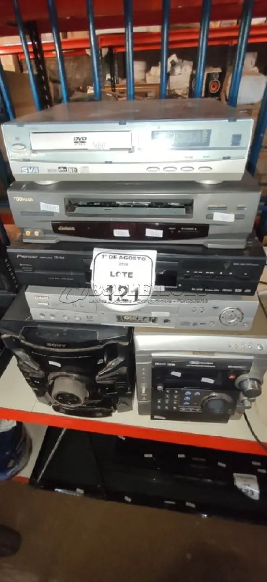LOTE 121 - 01 APARELHO DE VÍDEO CASSETE, 03 APARELHOS DE DVD E 02 APARELHOS DE SOM DE MARCAS E MODELOS DIVERSOS. (NO ESTADO) ATENÇÃO! FAZER A VISITAÇÃO ANTES DE ARREMATAR, NÃO SABEMOS SE FUNCIONA, LEILÃO NÃO TEM GARANTIA E NEM DEVOLUÇÃO, SUJEITO A POSSÍVEIS AVARIAS VISÍVEIS/OCULTAS E/OU AUSÊNCIA DE COMPONENTES.