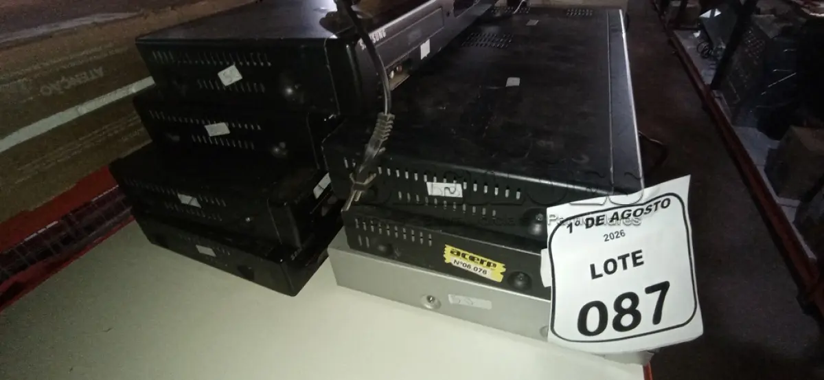 LOTE 087 - 07 APARELHOS DE DVD DE MARCAS E MODELOS DIVERSOS. (NO ESTADO) ATENÇÃO! FAZER A VISITAÇÃO ANTES DE ARREMATAR, NÃO SABEMOS SE FUNCIONA, LEILÃO NÃO TEM GARANTIA E NEM DEVOLUÇÃO, SUJEITO A POSSÍVEIS AVARIAS VISÍVEIS/OCULTAS E/OU AUSÊNCIA DE COMPONENTES.