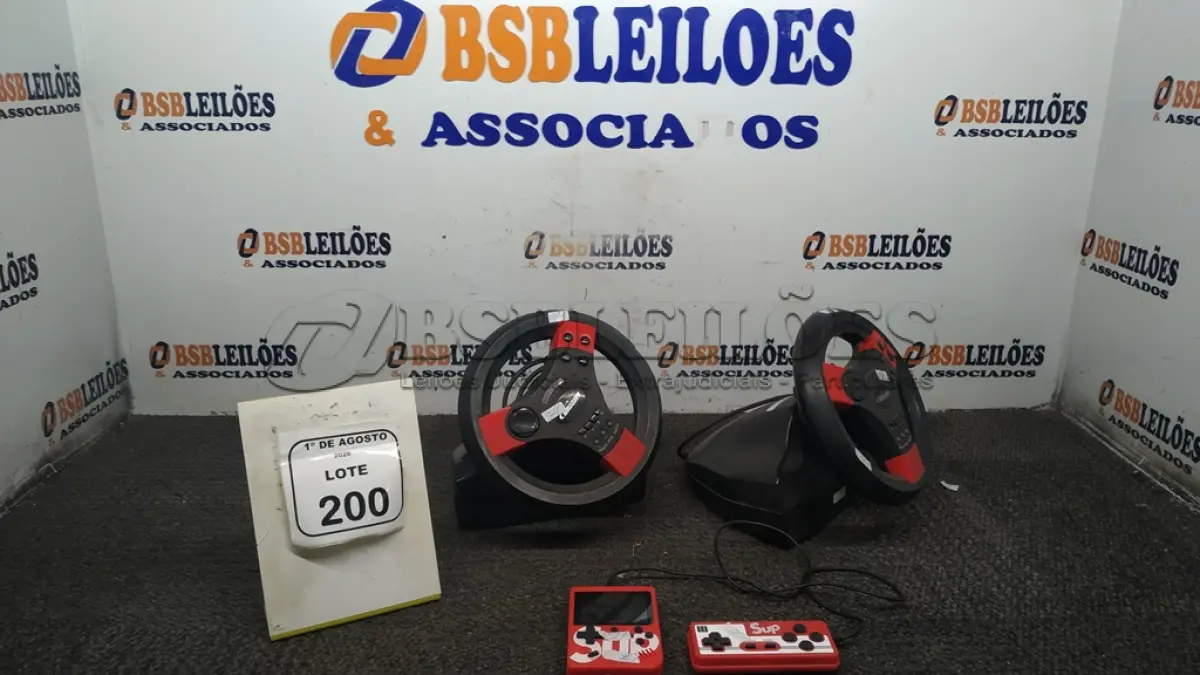 LOTE 200 - 01 VÍDEO GAME PORTÁTIL E 02 VOLANTES PARA VÍDEO GAME. (NO ESTADO) ATENÇÃO! FAZER A VISITAÇÃO ANTES DE ARREMATAR, NÃO SABEMOS SE FUNCIONA, LEILÃO NÃO TEM GARANTIA E NEM DEVOLUÇÃO, SUJEITO A POSSÍVEIS AVARIAS VISÍVEIS/OCULTAS E/OU AUSÊNCIA DE COMPONENTES.