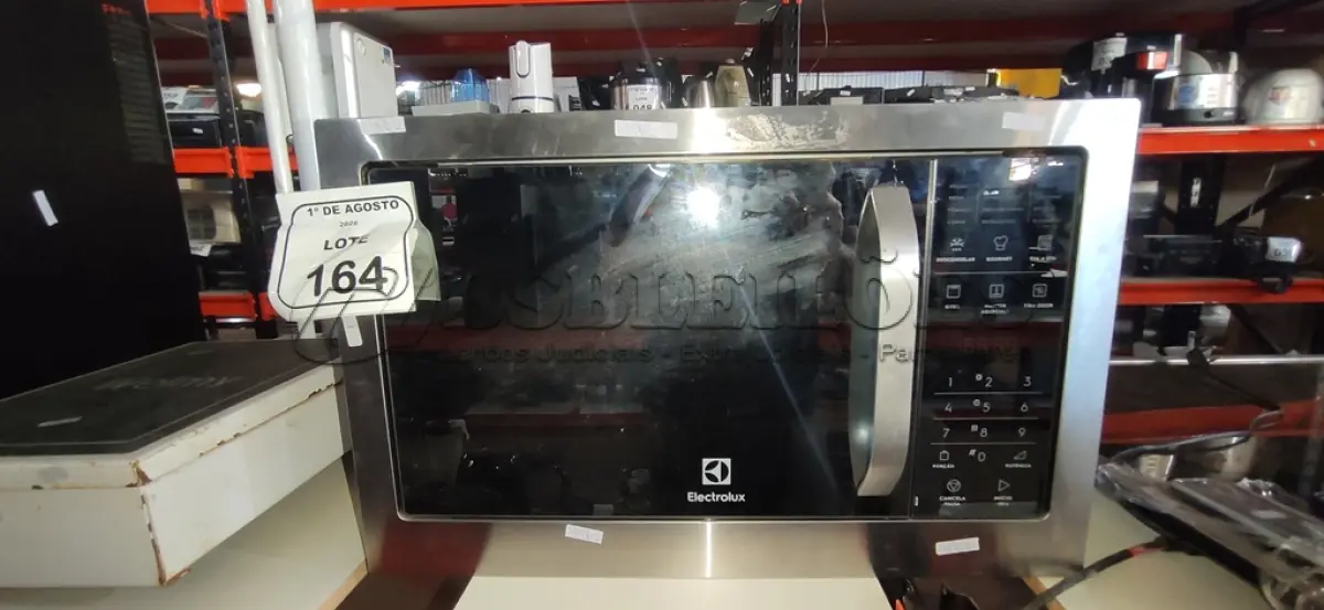 LOTE 164 - 01 FORNO MICRO-ONDAS 220V MARCA ELECTROLUX. (NO ESTADO) ATENÇÃO! FAZER A VISITAÇÃO ANTES DE ARREMATAR, NÃO SABEMOS SE FUNCIONA, LEILÃO NÃO TEM GARANTIA E NEM DEVOLUÇÃO, SUJEITO A POSSÍVEIS AVARIAS VISÍVEIS/OCULTAS E/OU AUSÊNCIA DE COMPONENTES.
