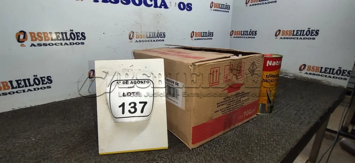 LOTE 137 - 01 CAIXA COM 12 REMOVEDORES DE TINTAS E TEXTURAS DE 900ML CADA. (NO ESTADO) ATENÇÃO! FAZER A VISITAÇÃO ANTES DE ARREMATAR, NÃO SABEMOS SE FUNCIONA, LEILÃO NÃO TEM GARANTIA E NEM DEVOLUÇÃO, SUJEITO A POSSÍVEIS AVARIAS VISÍVEIS/OCULTAS E/OU AUSÊNCIA DE COMPONENTES.
