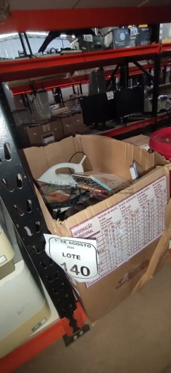 LOTE 140 - 01 IRRIGADOR ORAL PORTÁTIL, 02 FERROS DE PASSAR MARCA ARNO E GRANDE QUANTIDADE DE PRATOS DE LOUÇA E CDS E DVDS DIVERSOS. (NO ESTADO) ATENÇÃO! FAZER A VISITAÇÃO ANTES DE ARREMATAR, NÃO SABEMOS SE FUNCIONA, LEILÃO NÃO TEM GARANTIA E NEM DEVOLUÇÃO, SUJEITO A POSSÍVEIS AVARIAS VISÍVEIS/OCULTAS E/OU AUSÊNCIA DE COMPONENTES.